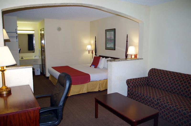 ABVI_MalvernAR_GuestRooms_King Suite_Room - AE6B105E-7229-40E6-8222C7ADCC37E5ED