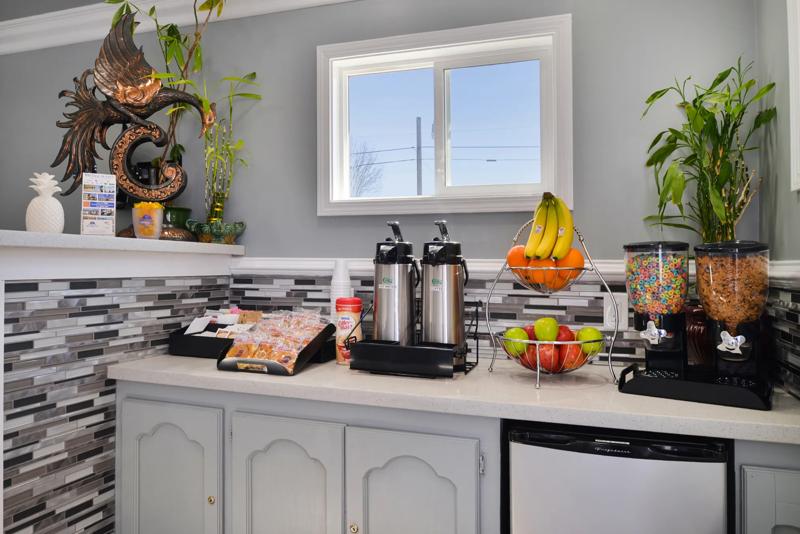 ABVI_LosBanosCA_Dining_Breakfast Area_Buffet - AEB86E9A-B721-42F7-A4C4324E4961117C