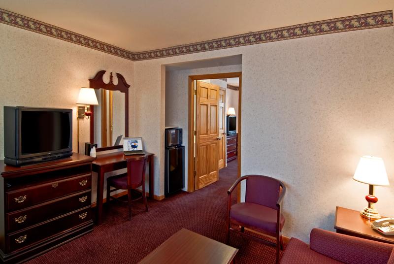 ABVI_WaukeganGurneeIL_GuestRooms_Two Queen Suite_Room Amenities - AEBB44A0-509D-436F-81C3D3341C8A015B