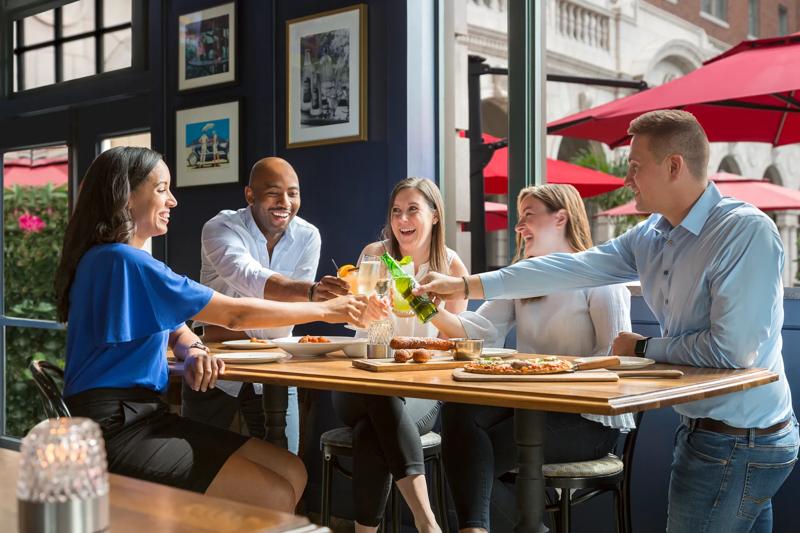 TRS_ChaseParkPlaza_Dining_Lifestyle_ChaseClub_Cheers