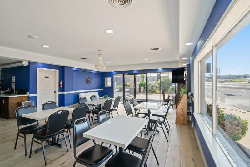ABVI_BrenhamTX_Dining_Breakfast Area_Seating - AF1DF458-F315-4596-83370F9CA60C1E0E