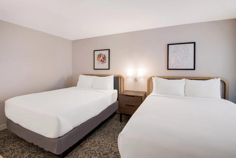 SES_Andover_GuestRoom_TwoBedroomSuite_KingTwoQueens_2Beds_3 - AF47FB46-80F1-49C0-B3DD6F3A1B19726F