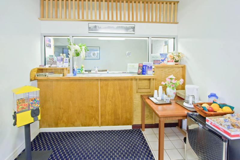ABVI_OxnardPortHuenemeCA_Lobby_Front Desk - AF5CBDB0-5BCE-4DCC-8EB3B9DF16EA0489