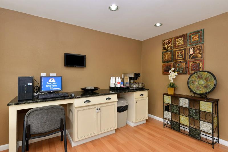 ABVI_NashvilleDowntownTN_Amenities_Business Center - B1138A68-F9EA-4E89-82AC176BB3BCE5E3
