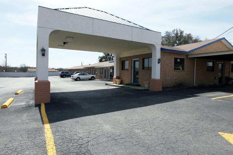 ABVI_ComancheTX_Exterior_Porte Cochere - B1788583-8D5C-4C56-89E9B60F8234D26B