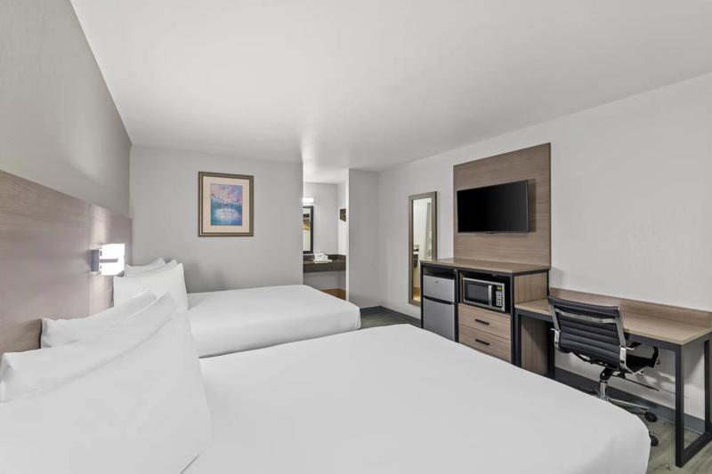 ABVI_AustinUniversityTX_GuestRooms_Two Queens_Room Amenities - B178C56B-52DC-49BD-AD5BE194CB17BCF3