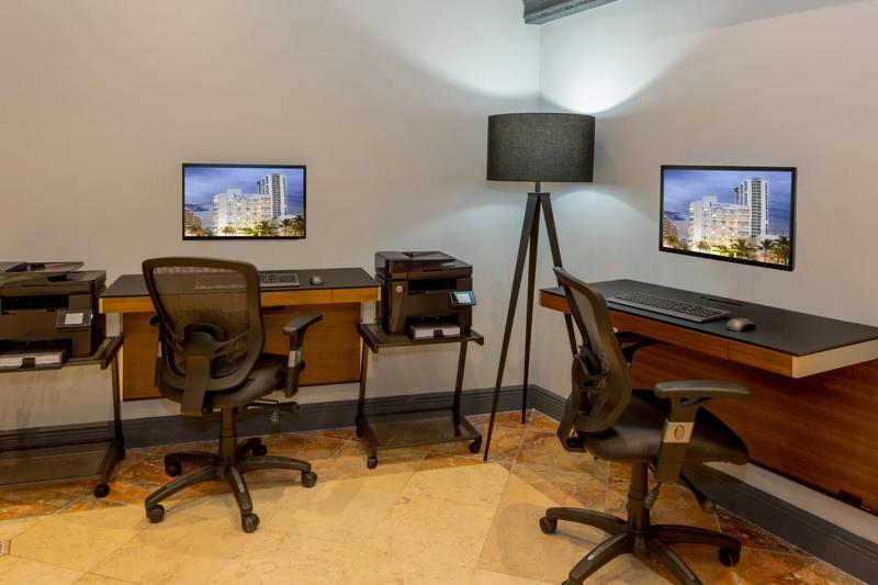 HotelRLLexington_Amenities_Business Center - B1999831-36BC-4007-8451F0F7311AFEEC