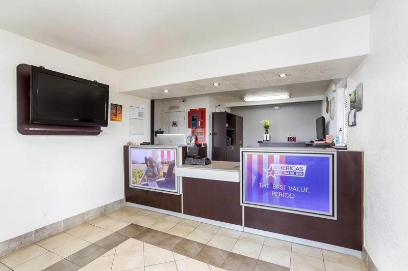ABVI_BowlingGreenKY_Lobby_Front Desk - B1B213A0-3F4C-41A8-9C153D3298DC2963