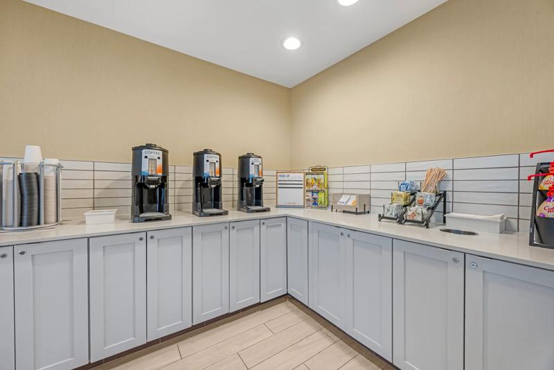 SES_PortlandVancouver41stStreet_Amenity_bkfast-2