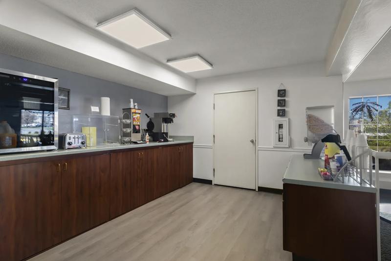 ABVI_EdentonNC_Dining_Breakfast Area_Buffet - B22083F1-AF77-490D-94ABD7C2FE2A2E0B