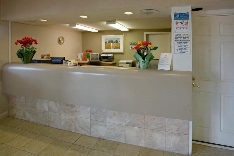 ABVI_MurfreesboroTN_Lobby_Front Desk_Angled - B25DC282-67DF-4AD2-9BDC80603E37EB17