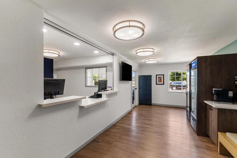SIM_AustinSouth_Lobby_FrontDesk_Walkway - B2F84575-470B-426F-9FE2D922DFE0C346