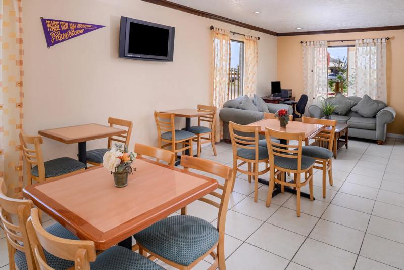 ABVIS_WallerPrairieView_TX0888_DiningArea2 - B5D5E4A3-3847-4555-8C41B55785B2DFCE