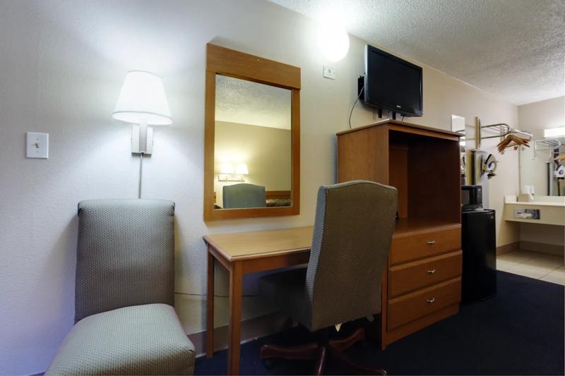 ABVI_AlachuaFL_GuestRooms_Room Amenities_With Desk - B60E3B89-064A-45EB-9BB0AF330EDFD821