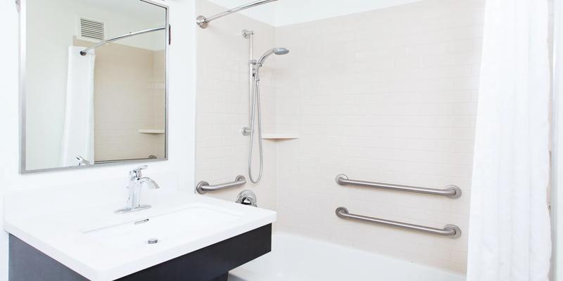 SIM_PittsburghAirport_GuestRooms_ADA Bathroom_Tub - B643D586-2C47-4352-BDDD06FFA1385BFC