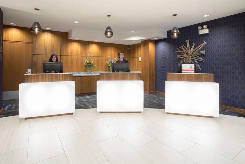 SHR_DenverDowntown_Lobby_FrontDesk