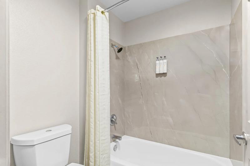 SIM_Stafford_TX6473-StandardBath-2 - B85C89E0-AEC7-41C0-9F5E2E5C0BE7A991