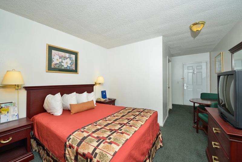 ABVI_ChicoCA_GuestRooms_Queen Suite_Room - BBDC0025-D281-43A1-A66A4DC76EE4BAD5
