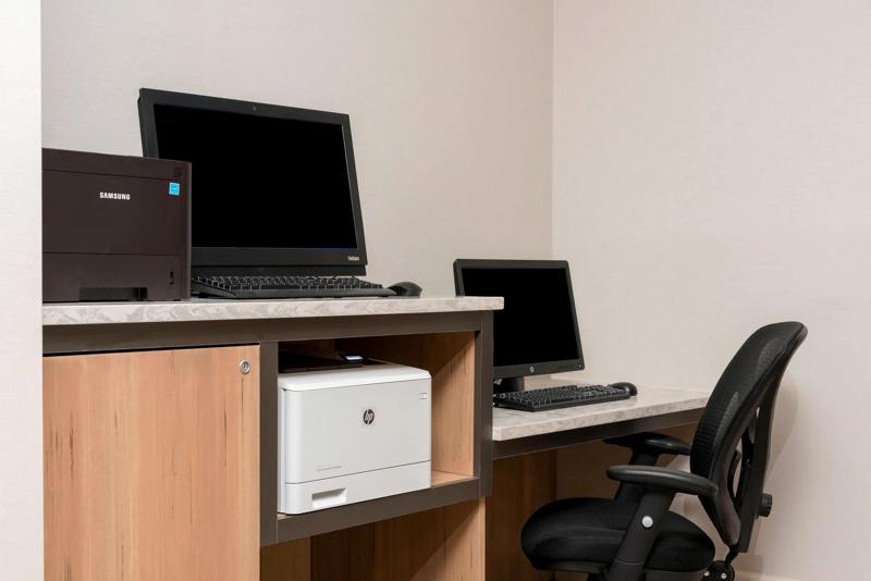 SHR_GrandRapids_Amenity_BusinessCenter - BC8E81DA-F2D6-4339-B12605035B7C68FD