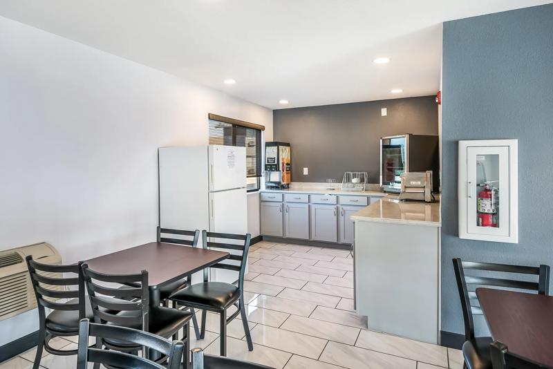 ABVI_EastPeoriaIL_Dining_Breakfast Area_Buffet - BCD3C627-8512-45F3-A036D5F35D223A4D