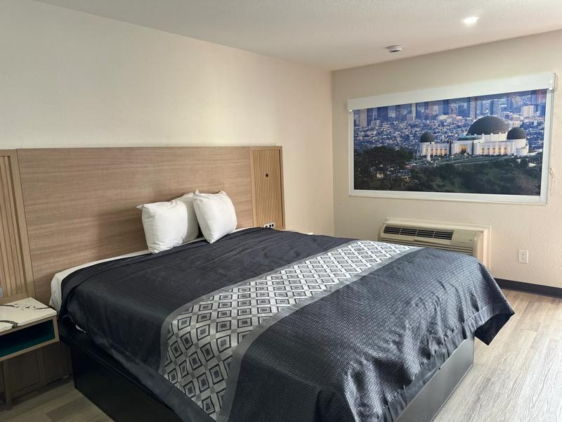 ABVI_PicoRiveraLosAngelesECA_GuestRooms_King Suite_Bed - BD31B7EB-21E8-490C-991A94BB733C6404