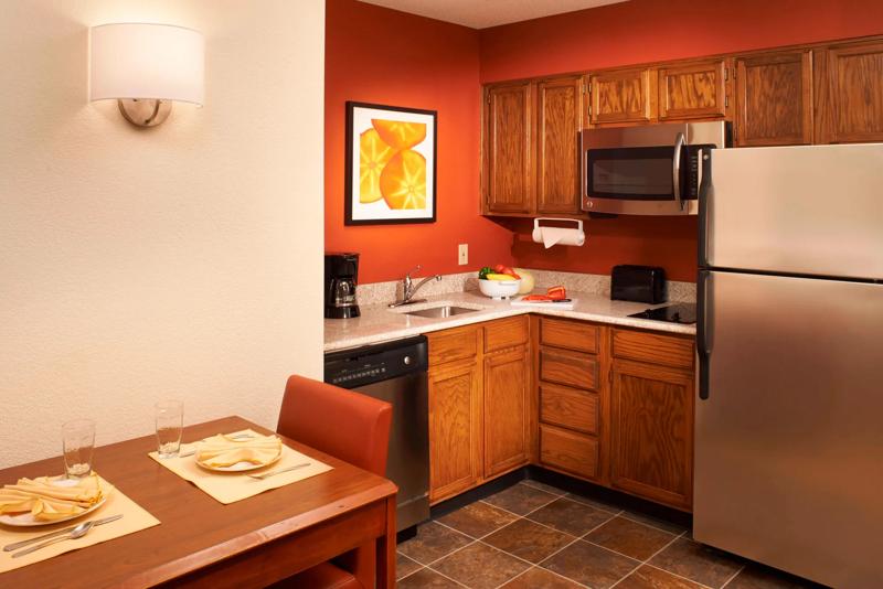 SES_ChicagoWaukeeganGurnee_GuestRoom_5 - BD856621-D008-4BFF-8635FE84DE4FBF9F