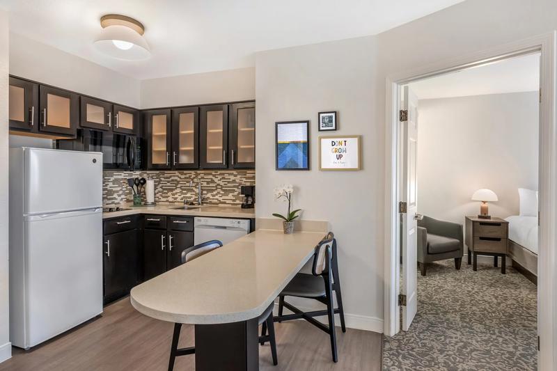 SES_AnaheimResortArea_GuestRoom_OneBedroomSuite_King_1