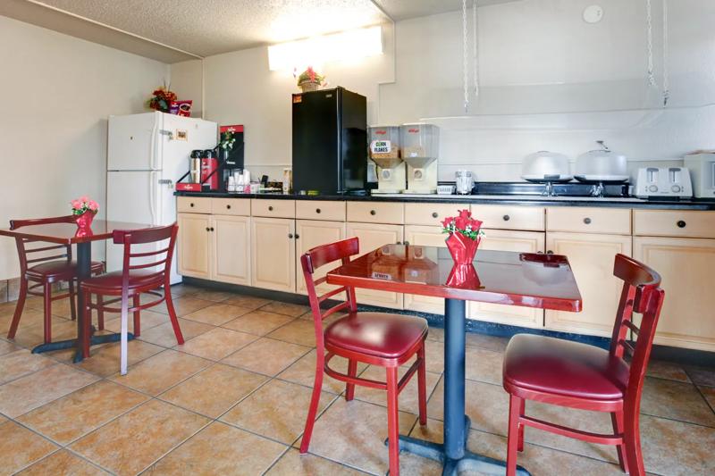 ABVI_AlachuaFL_Dining_Breakfast Area_Buffet - BFA2E8C1-5566-4B06-B4726FBB4B0F8CB9