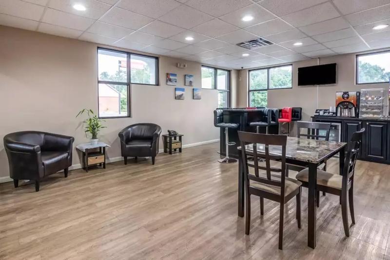 ABVI_OpelikaAL_Lobby_Seating - C04CCAAA-1689-401A-AA2D7689EA6C984D