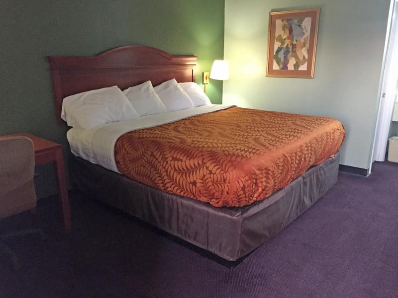 ABVI_ManchesterTN_GuestRooms_King_Room - C07CA868-FCBC-4FC5-B73E3C9CF3611342