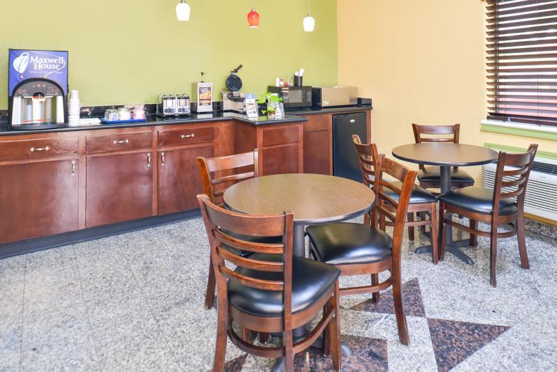 ABVI_HoustonDowntownTX_Dining_Breakfast Area_Seating - C1EFFB3D-65FD-445D-9B60E4BBBE96E633