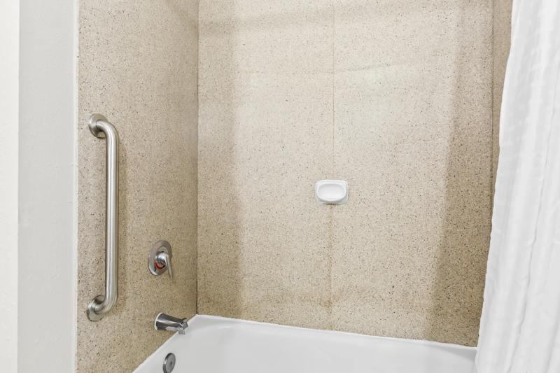 SEH_Beaumont_StandardBath_2 - C216BBDE-64BA-4D61-A21A7913FD8E2ACF
