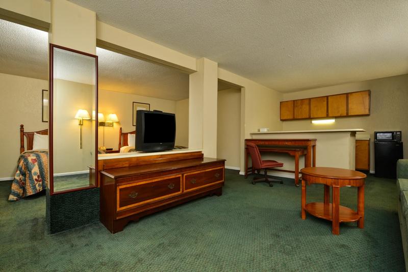 ABVI_WinnsboroSC_GuestRooms_Two Doubles Suite_Living Space - C2435249-3905-45F1-BBAB089BDACAA4A1