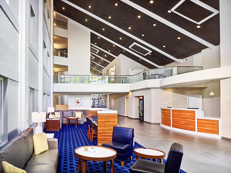 SIM_MemphisEastPoplarPike_Lobby_Front Desk - C36FAE3F-04C4-4CAD-9275735F99F86F89