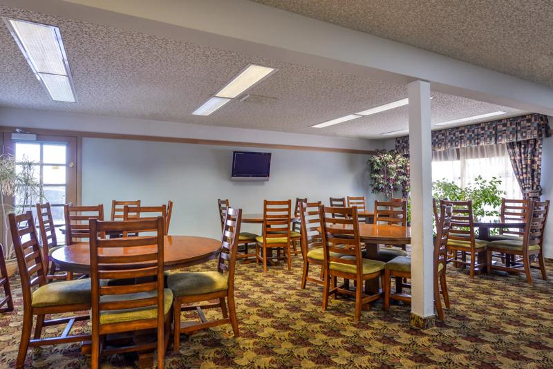 ABVI_PhoenixMedfordOR_Dining_Breakfast Area_Tables - C3C38770-8007-492A-BC8D5DE79C88A9A7