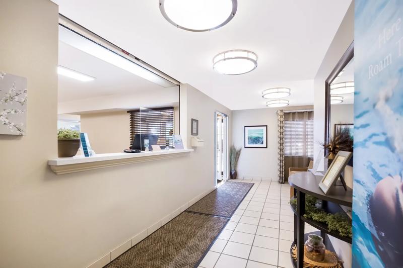SIM_DenverWestFederalCenter_Lobby_Front Desk - C400C46D-B27E-44C3-9ABE776F7F9C4A82