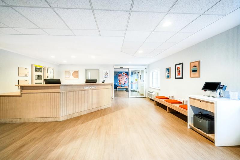 SIM_JerseyCity_Lobby_FrontDesk - C40E5423-7D28-4D7C-8B460216BB41374F