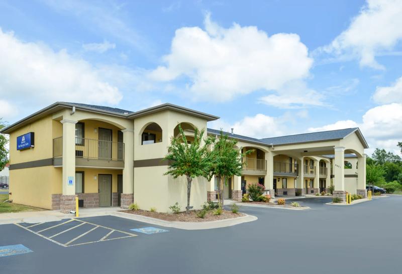 ABVI_UniversityAveAR_Exterior_Front_Angled - C460E3B3-7CCC-495C-85E1BB62136851F7
