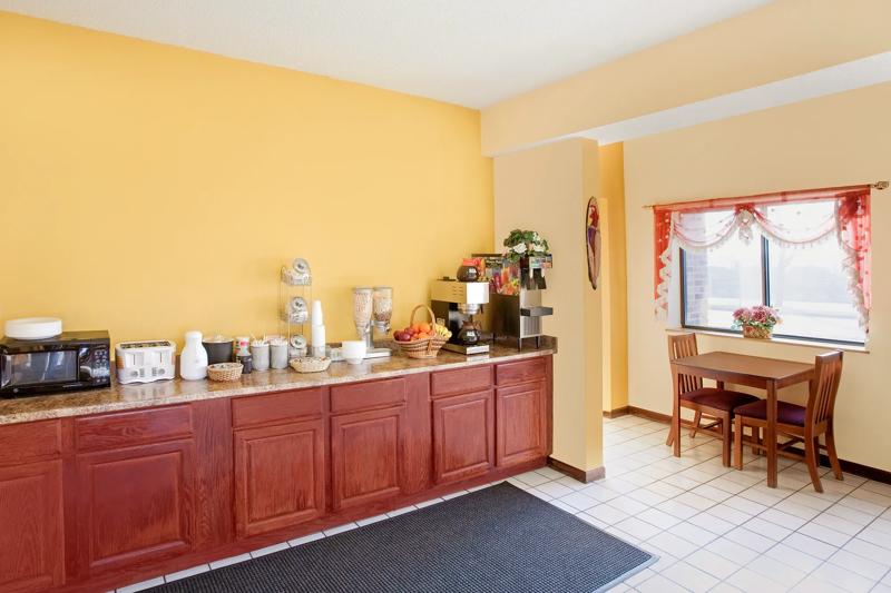 ABVI_LivoniaDetriotMI_Dining_Breakfast Area - C5292240-DE2A-464D-8B8246B17015522A