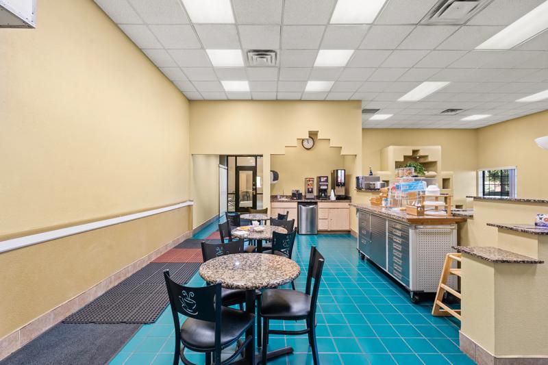 ABVI_PrescottValleyAZ_Dining_Breakfast Area_Seating - C567BB4D-DE43-4D5F-ADC5E7BB9079CBFC