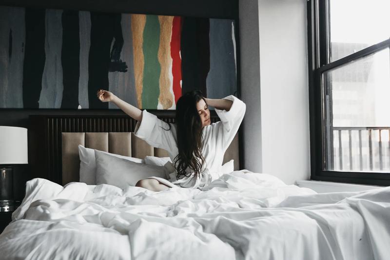 SHR_TheFifty_Bed_Lifestyle_WhiteMagazine_Girlstretching