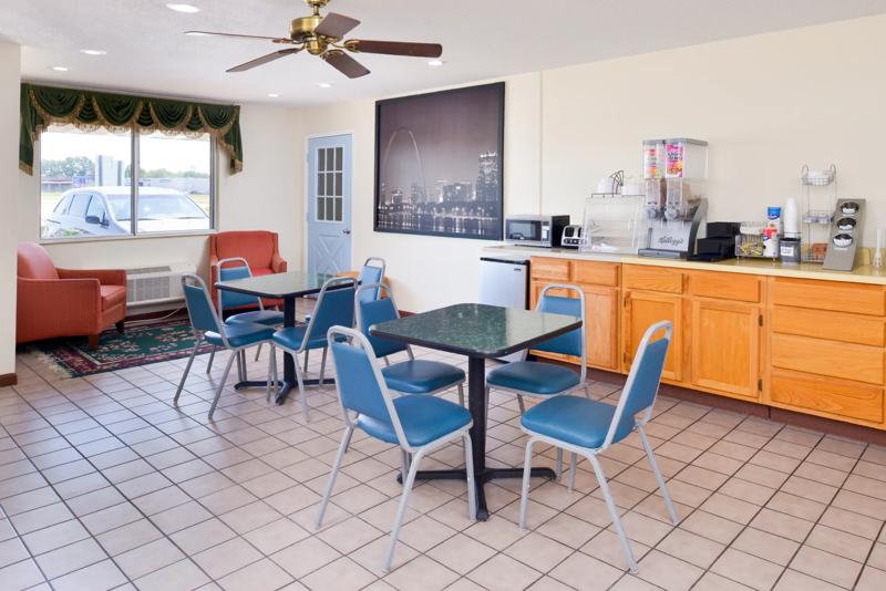 ABVI_SullivanMO_Dining_Breakfast Area_Seating - C64A7875-AC52-46D1-88C0128E483B7065