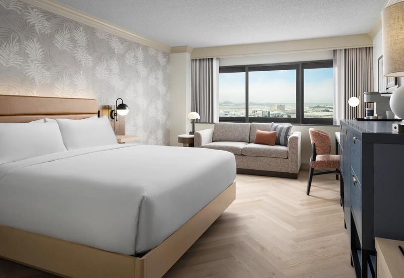 SHR_LosAngelesAirportLAX_GuestRoom_PreferredKing_1 - C7C9156E-8F2E-4434-B66E196072CBCCE7