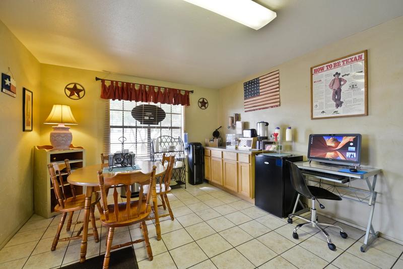 ABVI_TheLegendsInn_TX1963_Breakfast Area.jpg - C8DF13AF-D564-4D05-9B72D31D6C106B2F