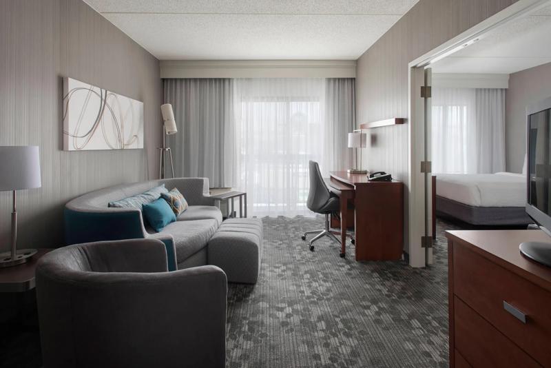 SEL_BostonMilford_GuestRooms_OneBedroomSuite_Queen_LivingRoom - C9288297-5F56-4E8A-869206AD01803E26