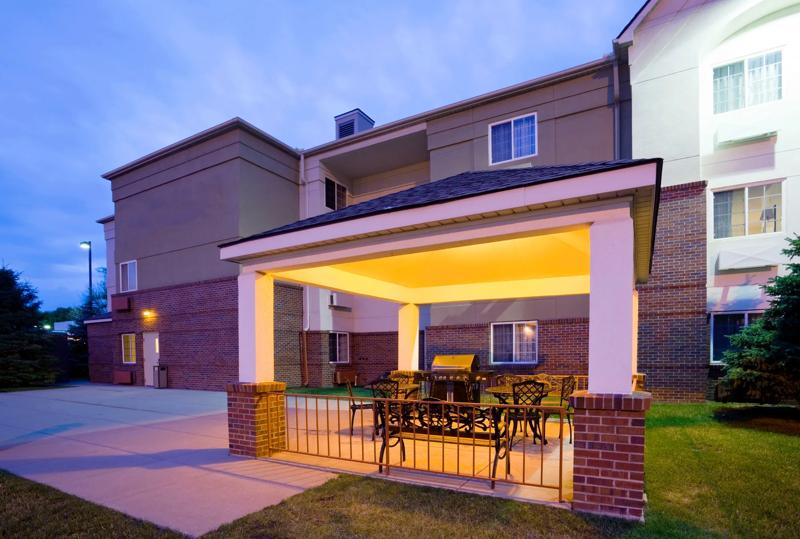SIM_MinneapolisRichfield_Exterior_Patio - C9715193-0C53-460C-8F3FE8843BA5D46C