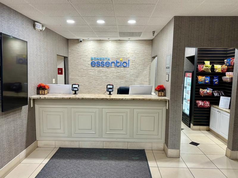 SEH_OverlandPark_front desk - CA1B8199-4437-4CC3-831F98901DCDC645