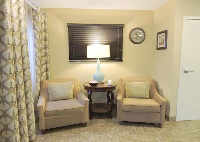 SIM_ChicagoWaukegan_Lobby_Seating - CB6183C4-82BB-4F7F-8DFF153BCD43B8D5