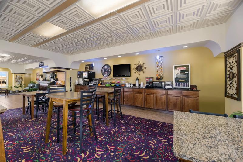 ABVI_AlpineTX_Dining_Breakfast Area_Tables - CBE2934D-1446-4DE9-A3F998490121754D