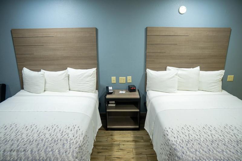 ABVI_FtMyersFL_GuestRooms_Two Queens_Bed Details - CC4916F3-41C7-4CDF-B1B17151DB4066FB